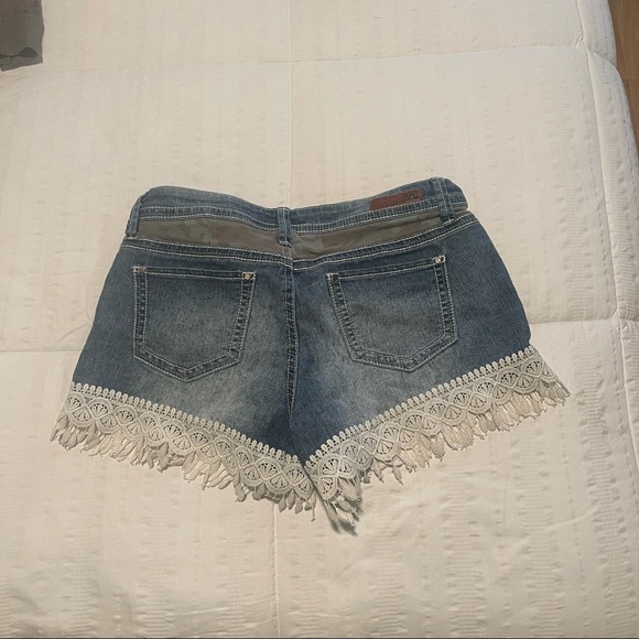 LEI Ashley Low Rise Blue Jean Denim Shorts Camo & Fringe Details - Picture 4 of 4